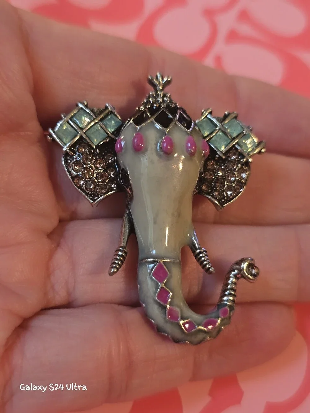 Beautiful Elephant Brooch NEW